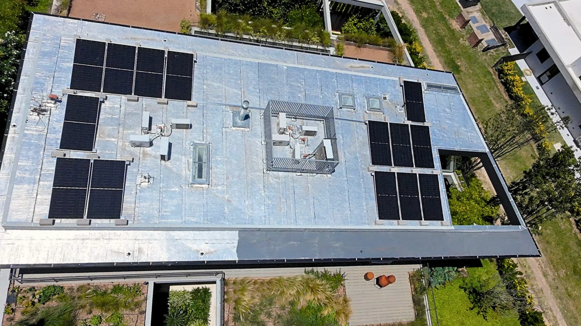 Sala técnica con inversor híbrido y almacenamiento en baterías de litio - IGG Energía